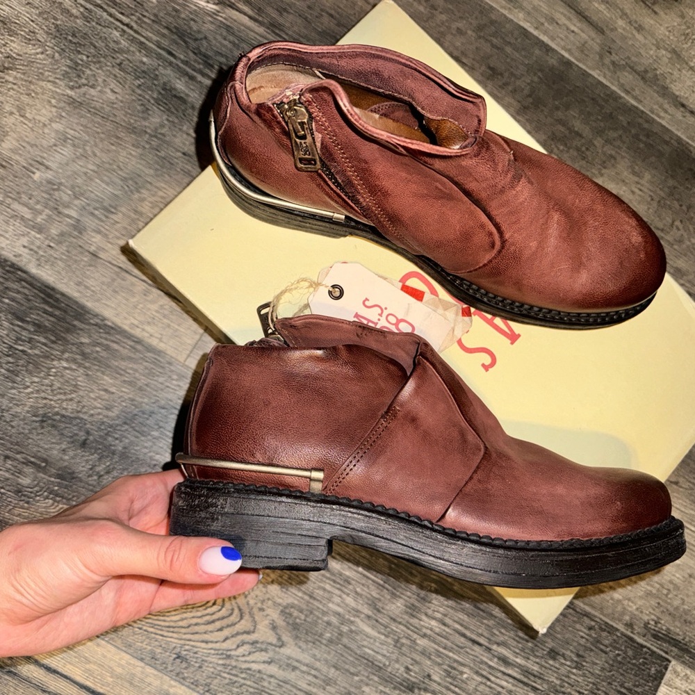 A.S.98 NWT BAYES BOOTS WINE COLOR